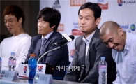 [포토]재치있게 입담 과시하는 최용수 감독