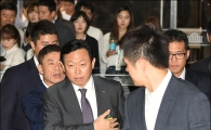 [포토]신동빈 회장, 십여명의 개인경호원 대동하고 국감 출석