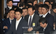 [포토]신동빈 회장, 과잉 경호 논란