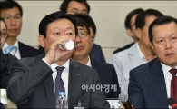 [포토]물 마시는 신동빈 회장