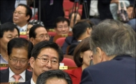[포토]악수 청하는 문재인 대표