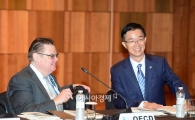 [포토]대화 나누는 존 브론달 국장-방문규 차관 