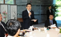 취임100일 '황교안'에서 '김황식'을 보다…친박 잠룡으로 주목