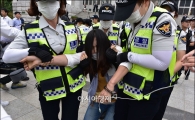[포토]연행되는 시위자들