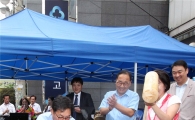 [포토]남성시장 찾아 떡 메치는 이창우 동작구청장 