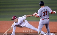 [포토]김하성, '병살 찬스에서 실책이라니…'