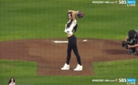 설현 시구…'S라인 만큼 완벽한 폼'