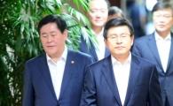 [포토]국무회의 참석하는 황교안 총리-최경환 부총리 