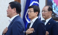 [포토]국기에 대한 경례하는 황교안 총리 