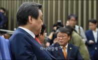 [포토]조원진 수석, 흴끗 바라보는 김무성 대표