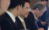 [포토]시계보는 임종룡 금융위원장 