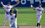 [포토]김현수, '준PO 직행, 우리가 간다'