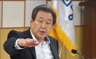 김무성 "현행 역사교과서가 사회 탓·국가 탓 하게 만들어"