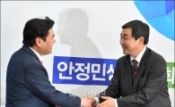 [포토]악수하는 원유철·이종걸