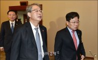 [포토]국무회의 참석하는 임종룡·윤상직