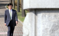 [포토]취재진들의 질의에 답하는 원세훈 전 국정원장