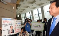 [포토]항의 피켓 외면하는 김무성 새누리당 대표