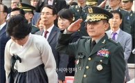 [포토]경례하는 이순진 신임 합참의장