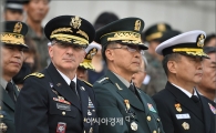[포토]신임 합참의장 바라보는 주한 미 사령관