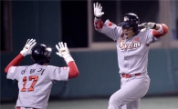 [포토]나주환, '역전 타점과 추가 득점을 한 번에~'