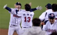 [포토]박건우, '짜릿한 끝내기 안타'