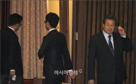 [포토]심학봉 의원 사직안 투표마친 김무성 대표