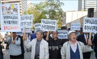 어버이연합, 세월호 진상규명 서명운동서 난동 "너희가 나라를 망치고 있다"