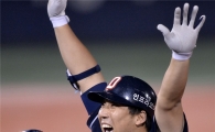 [포토]환호하는 김현수, '야구는 9회부터!'