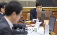 [10월 금리동결]한은 오늘 금리 결정 '촉각'…동결에 무게 실려