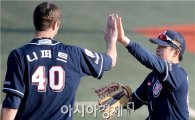 ‘민병헌 2홈런+니퍼트 완봉’ 두산, NC 잡고 PO 첫 승