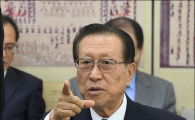 [포토]손가락질 하는 김정배 국사편찬위원장