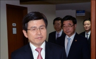 [포토]국무회의 참석하는 황교안 총리