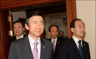 [포토]국무회의 참석하는 윤병세 장관