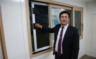 '1톤 충격'도 견디는 스마트 방범창..박 대통령도 칭찬 세례