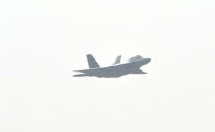 [포토]멋진 비행 선보이는 F-22