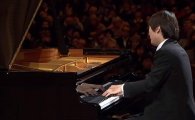 조성진, '한국인 최초'로 쇼팽 피아노 콩쿠르서 우승