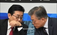 [포토]귀엣말 나누는 문재인·전병헌