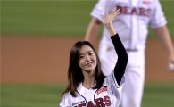 [포토]윤아 시구, '진짜 야구여신이 나타났다!'