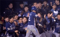 [포토]환호하는 NC 더그아웃