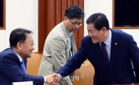 [포토]인사 나누는 유일호-최경환