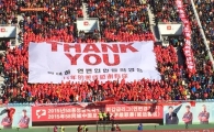 '옌벤의 기적' 박태하, 우승 확정·감독직 2년 연장
