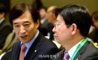 [포토]대화 나누는 이주열 한국은행 총재