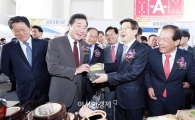 이낙연 전남도지사, 전국우수시장 박람회 둘러봐