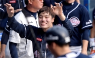 [포토]민병헌, '김현수, 어서와~'