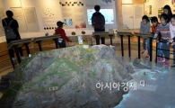 [포토]독도 모형 구경하는 어린이들