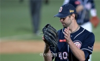 [포토]박수치는 두산 선발 니퍼트
