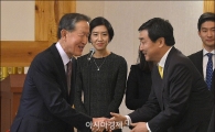 [포토]손 잡는 허창수 전경련 회장과 이종걸 원내대표