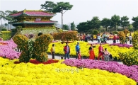 [포토]그윽한 국화향기에 취한 관광객들