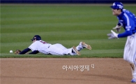 [포토]김재호도 막지 못한 나바로의 선취 1타점 적시타