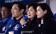 [포토]홍라희 여사, 아들·딸과 한국시리즈 관람